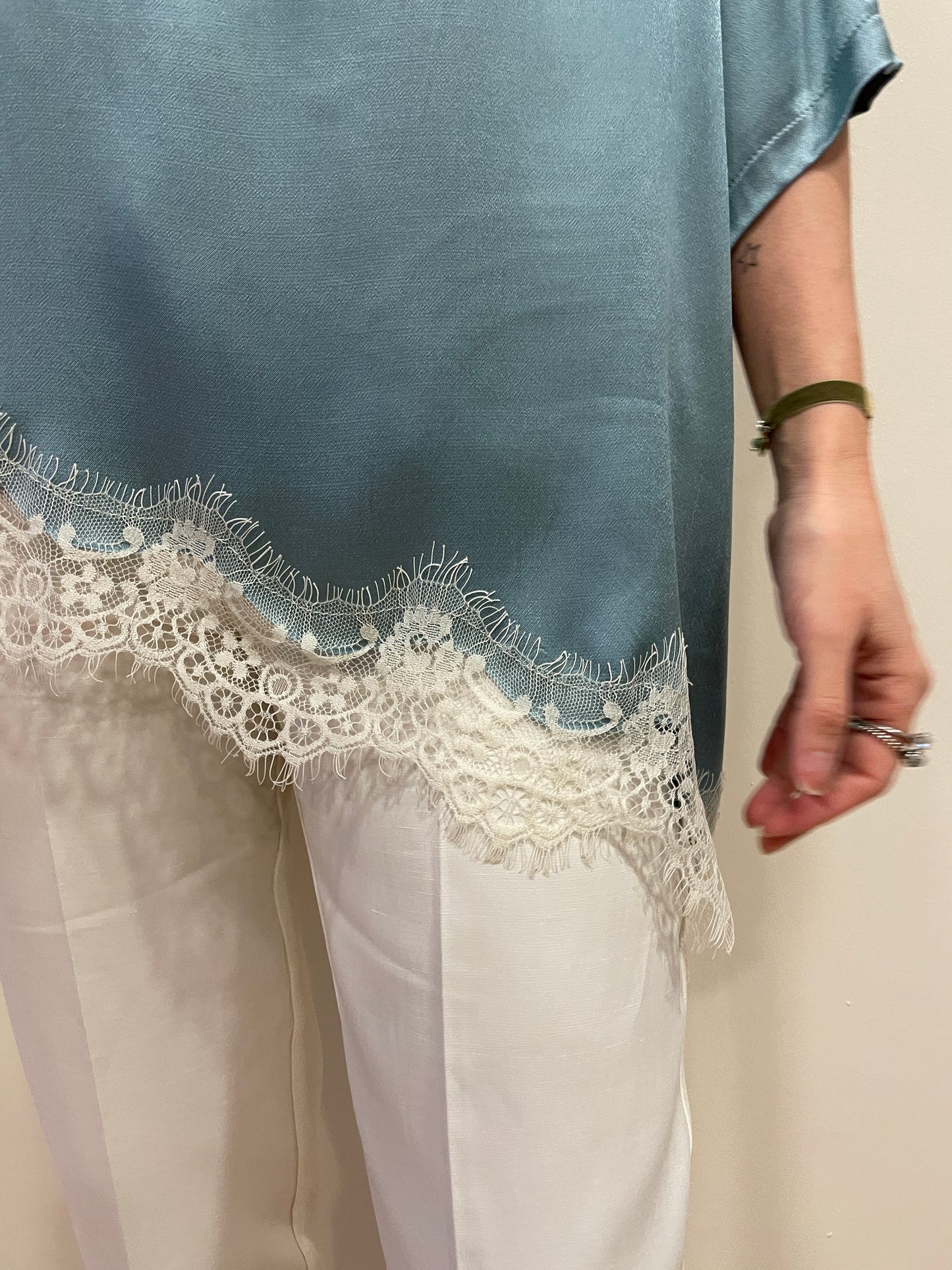 KONTATTO - Blusa azzurra in viscosa asimmetrica con dettaglio pizzo