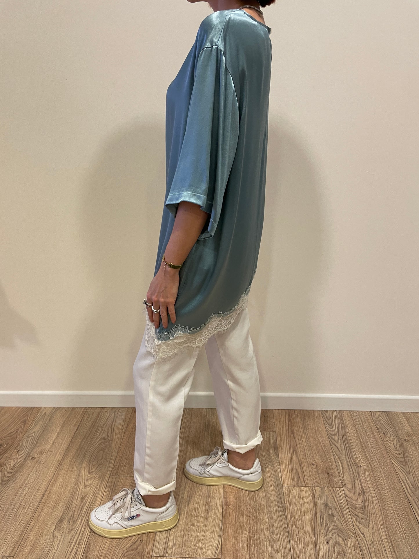 KONTATTO - Blusa azzurra in viscosa asimmetrica con dettaglio pizzo