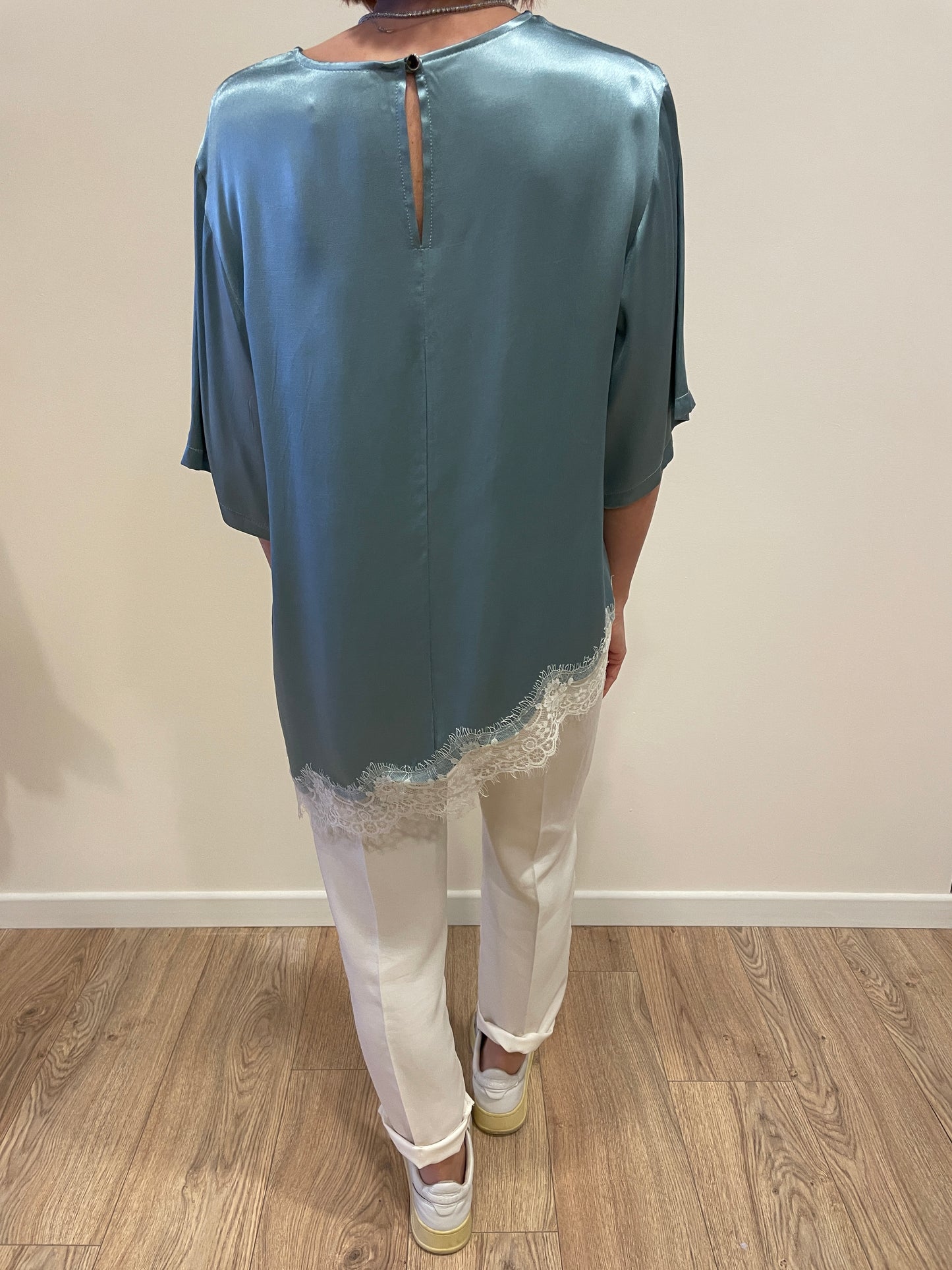 KONTATTO - Blusa azzurra in viscosa asimmetrica con dettaglio pizzo