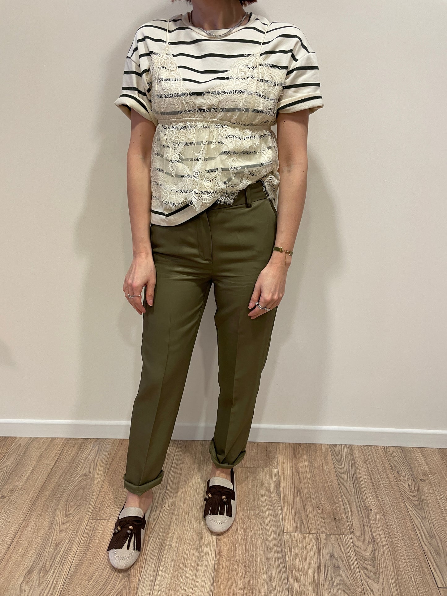 HAVEONE - T-shirt in felpa a righe burro e verde con top in pizzo rimovibile