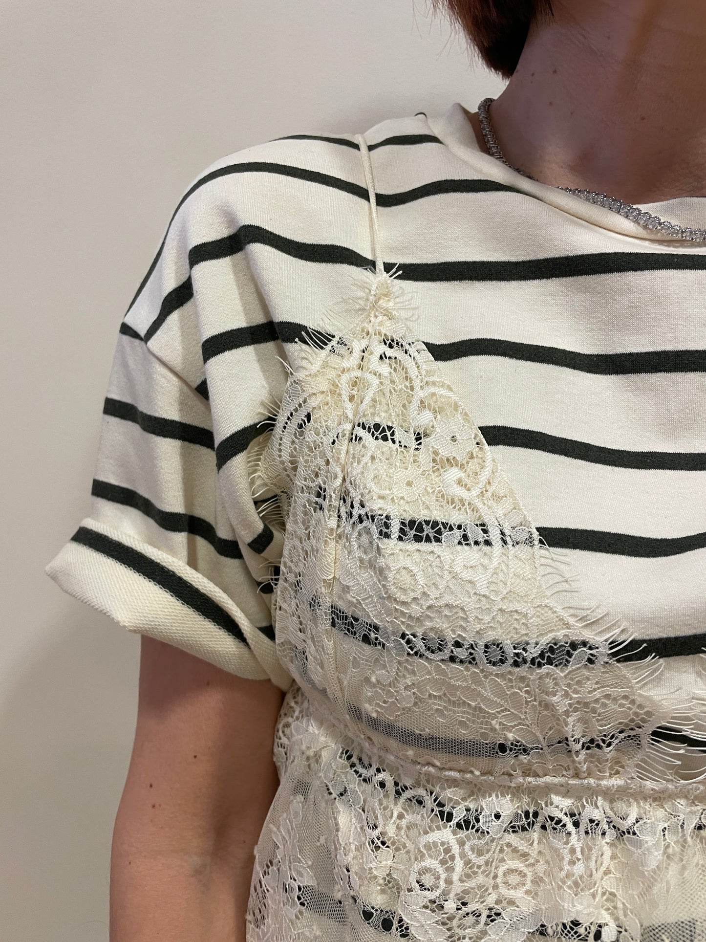 HAVEONE - T-shirt in felpa a righe burro e verde con top in pizzo rimovibile