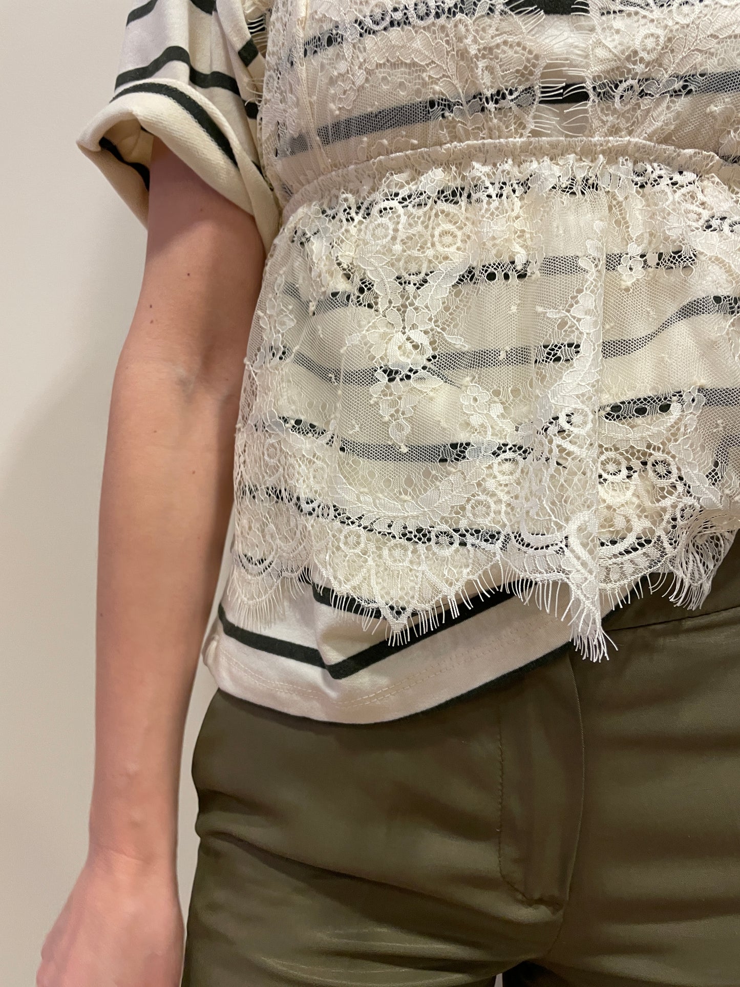 HAVEONE - T-shirt in felpa a righe burro e verde con top in pizzo rimovibile