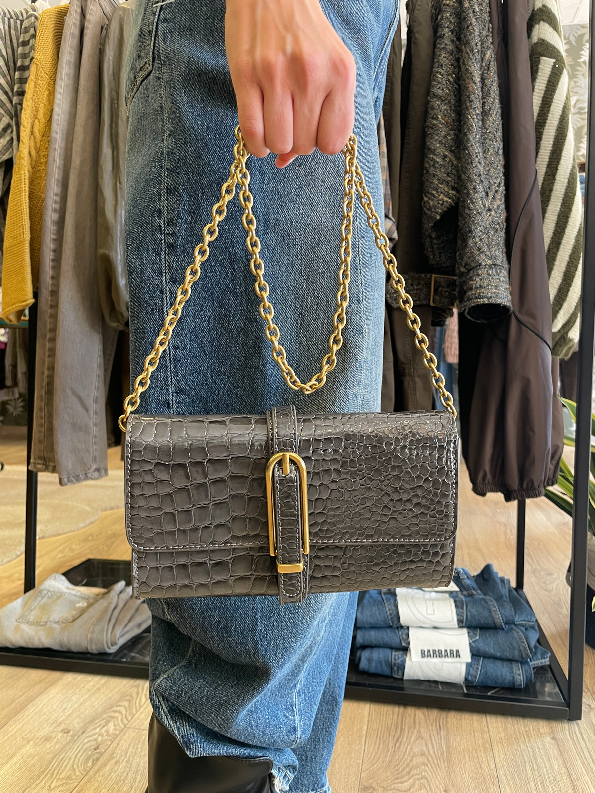 VICOLO - Borsa Shibuya belted bag con tracolla a catena pitonata e verniciata color grigio