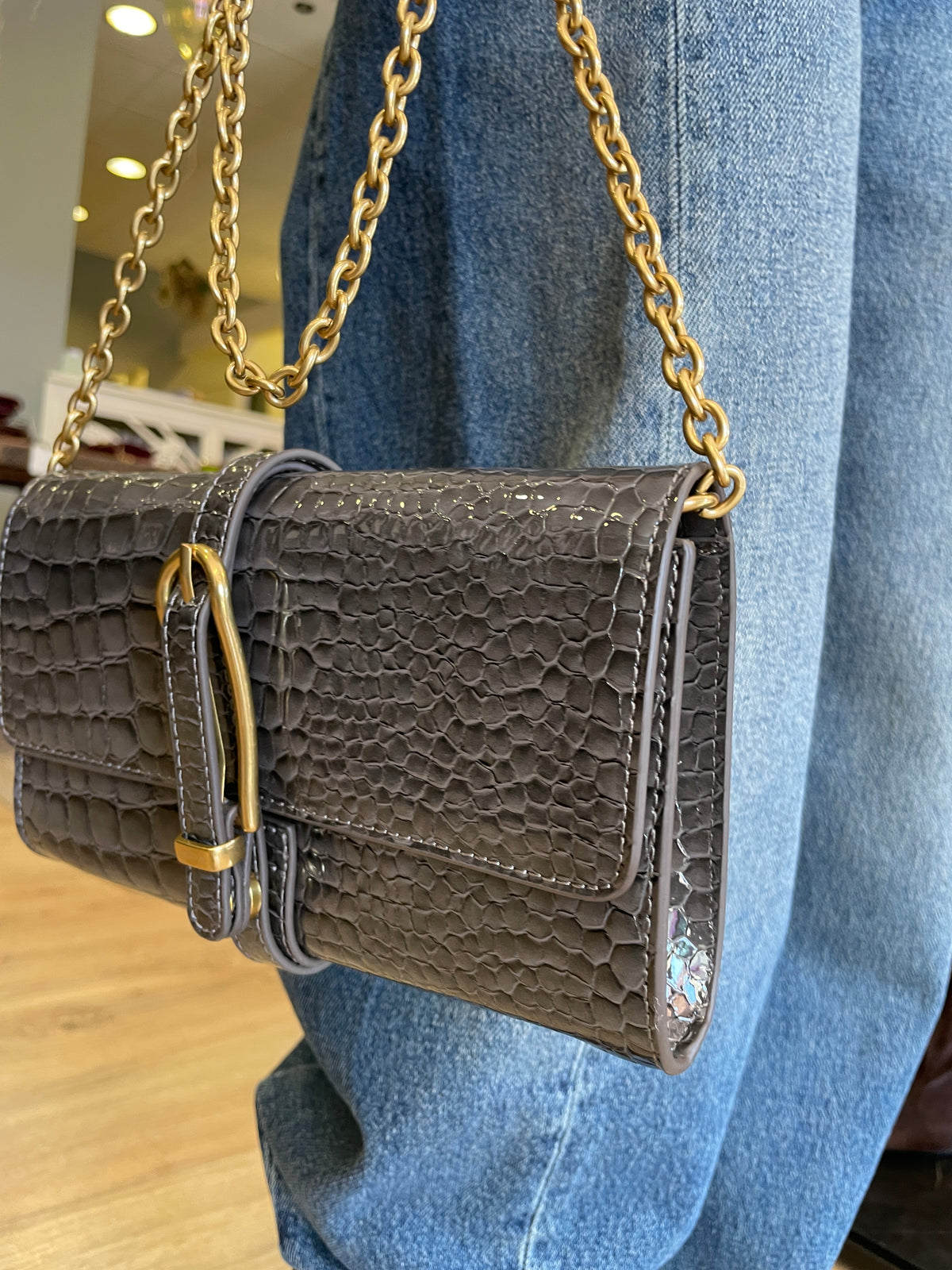 VICOLO - Borsa Shibuya belted bag con tracolla a catena pitonata e verniciata color grigio