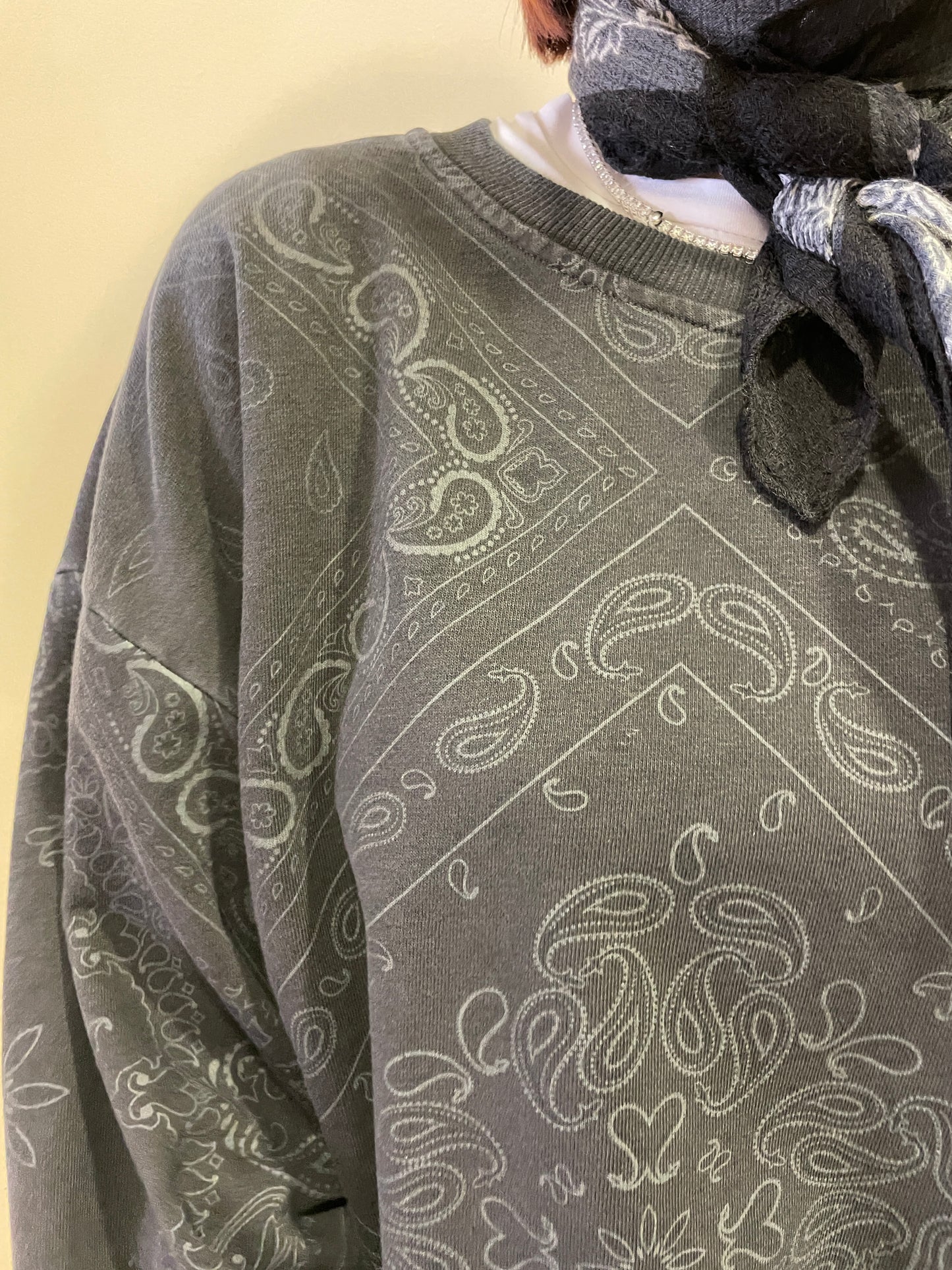 KONTATTO - Felpa garzata grigio lavagna con stampa effetto bandana