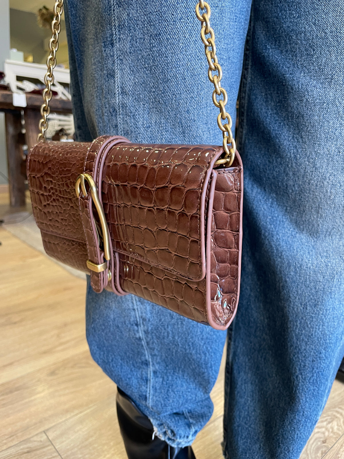 VICOLO - Borsa Shibuya belted bag con tracolla a catena pitonata e verniciata color moka