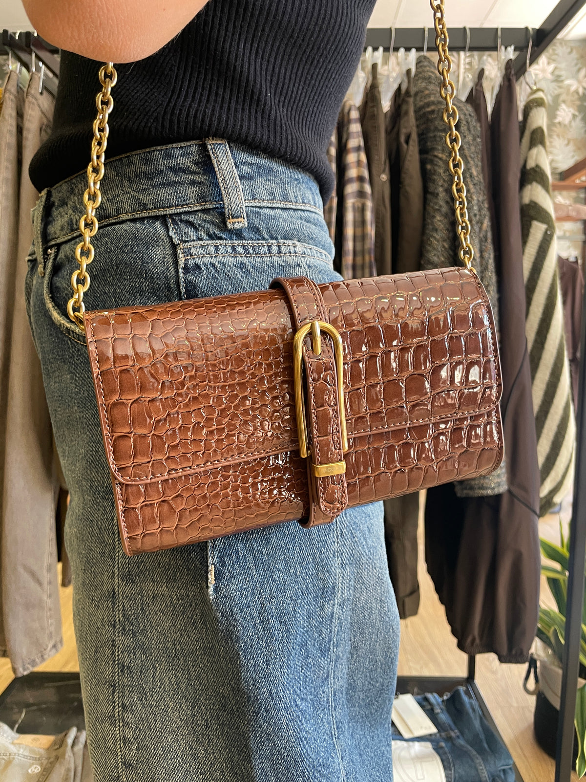 VICOLO - Borsa Shibuya belted bag con tracolla a catena pitonata e verniciata color moka