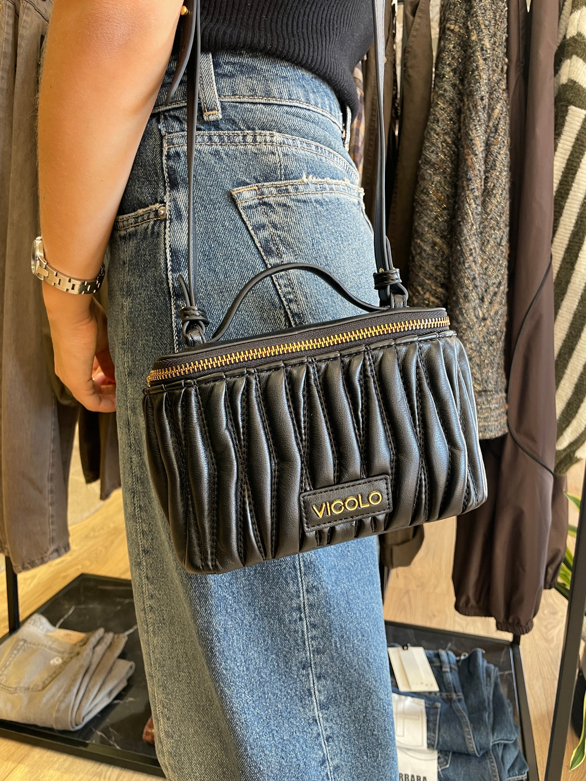 VICOLO - Borsa Charlotte a mano con tracolla in ecopelle color nero