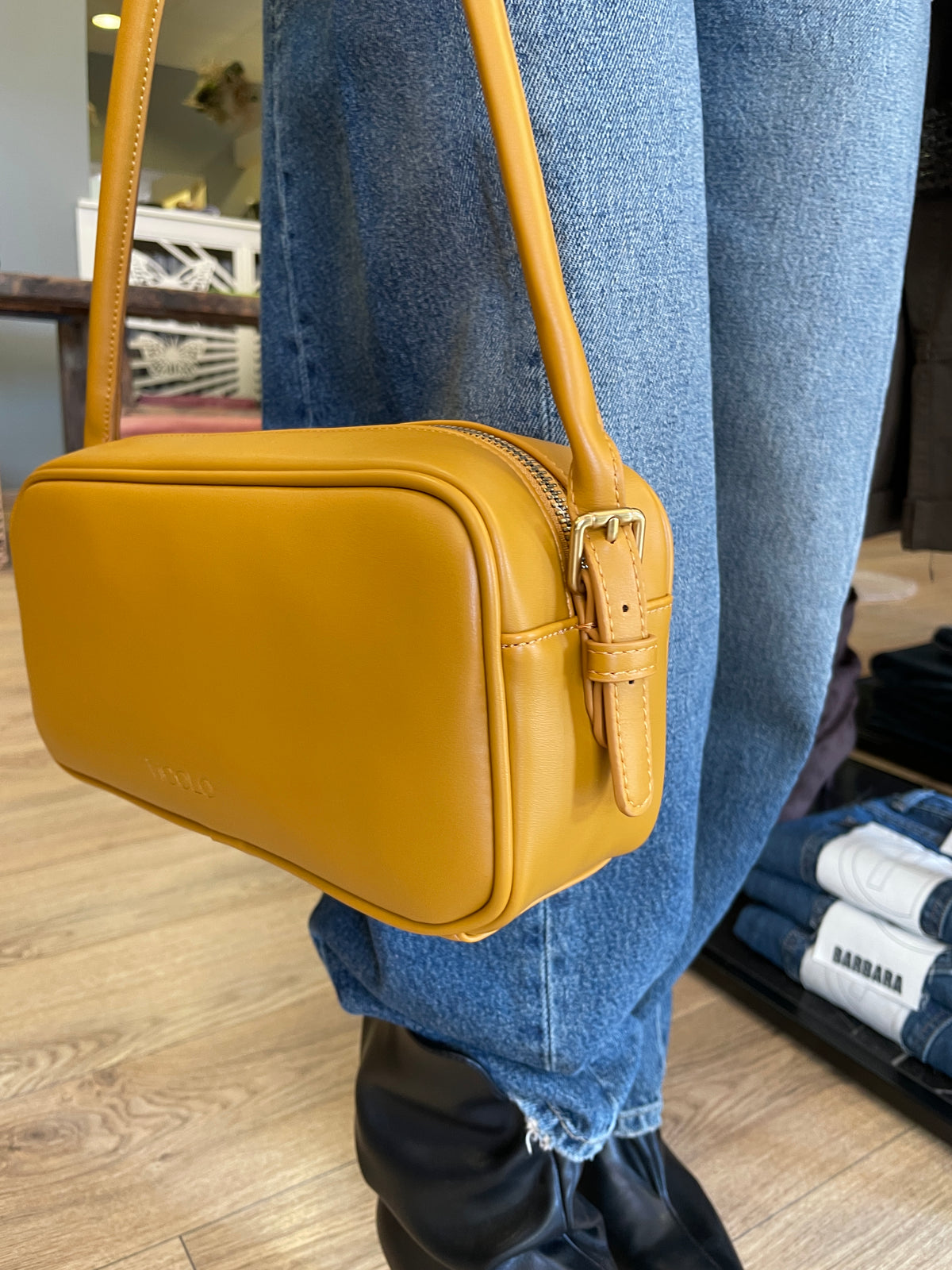 VICOLO - Borsa trunk a spalla in ecopelle color senape