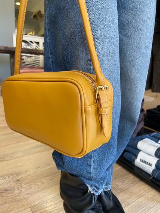VICOLO - Borsa trunk a spalla in ecopelle color senape