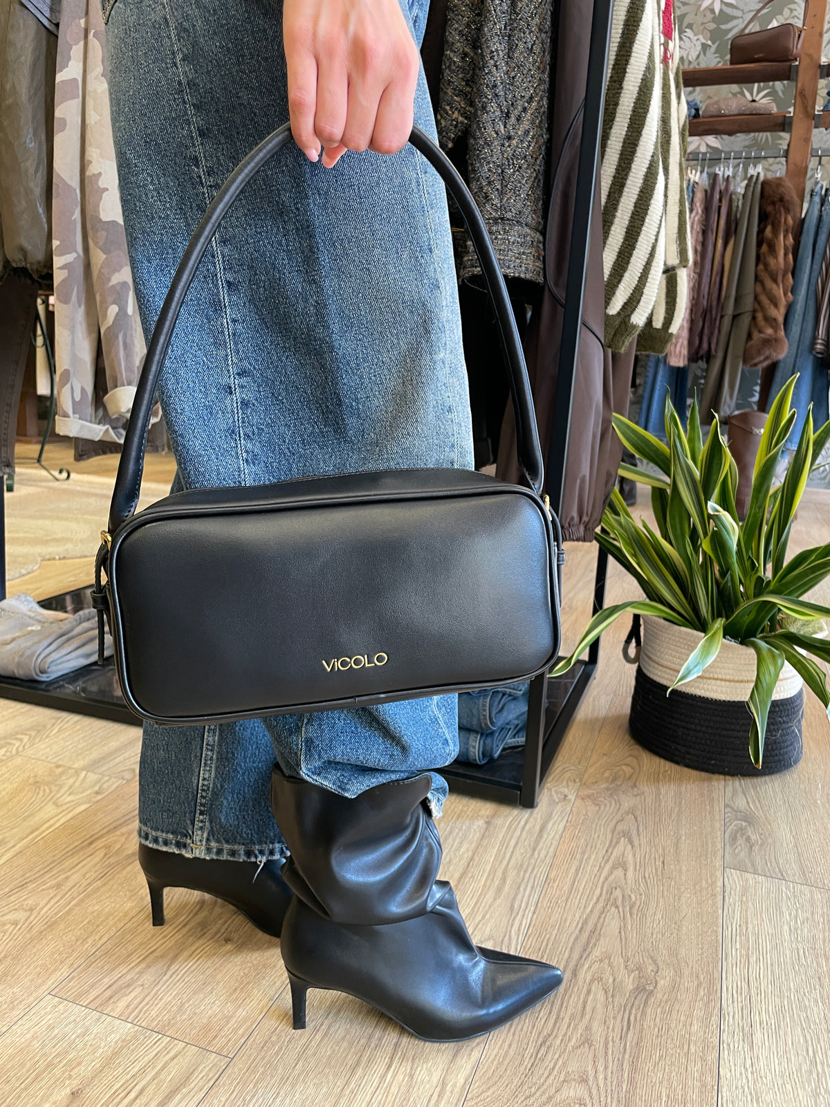 VICOLO - Borsa trunk a spalla in ecopelle color nero