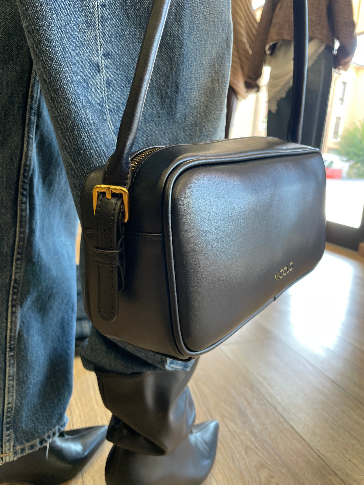 VICOLO - Borsa trunk a spalla in ecopelle color nero