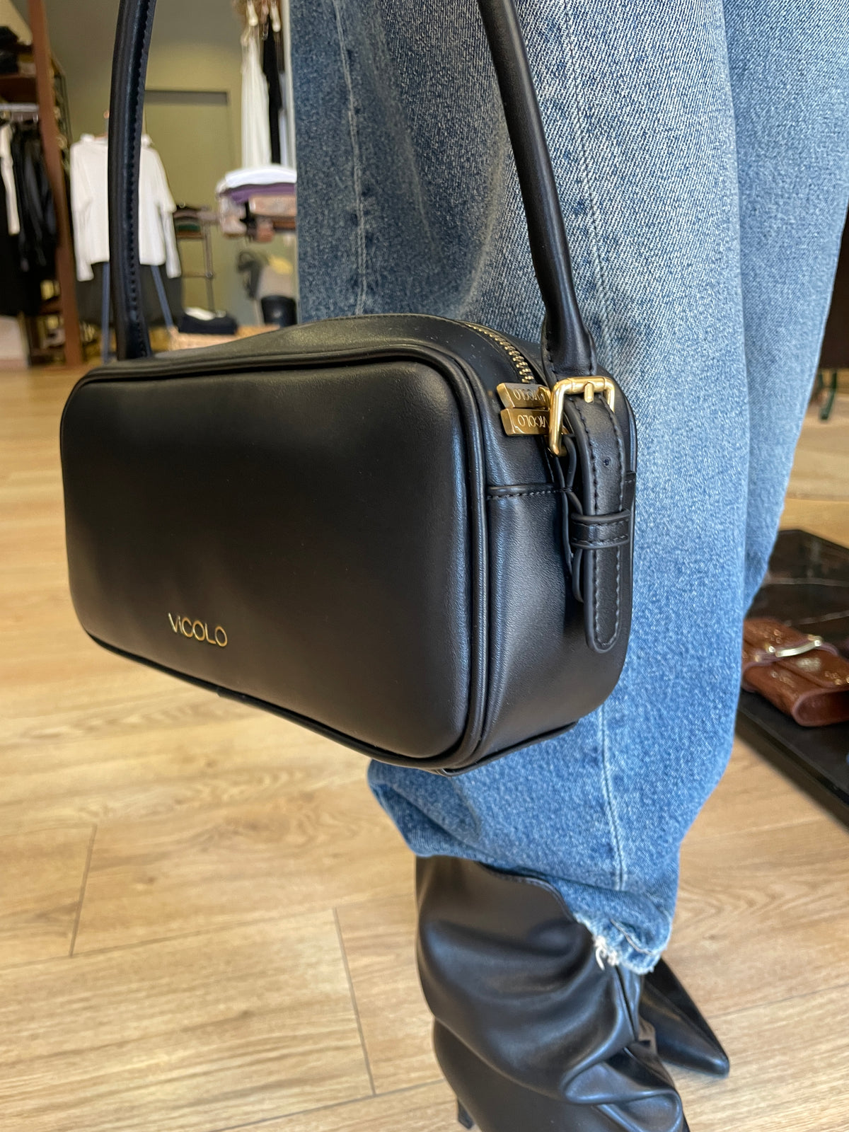VICOLO - Borsa trunk a spalla in ecopelle color nero