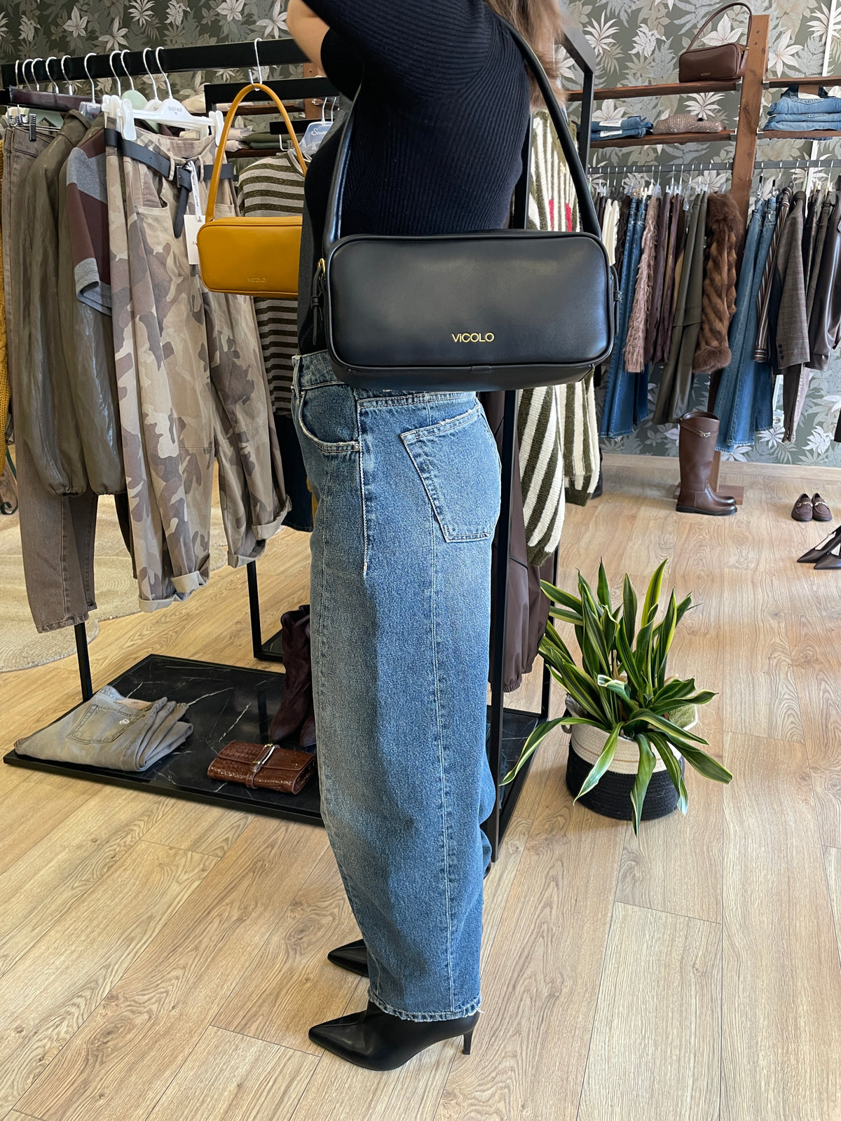 VICOLO - Borsa trunk a spalla in ecopelle color nero