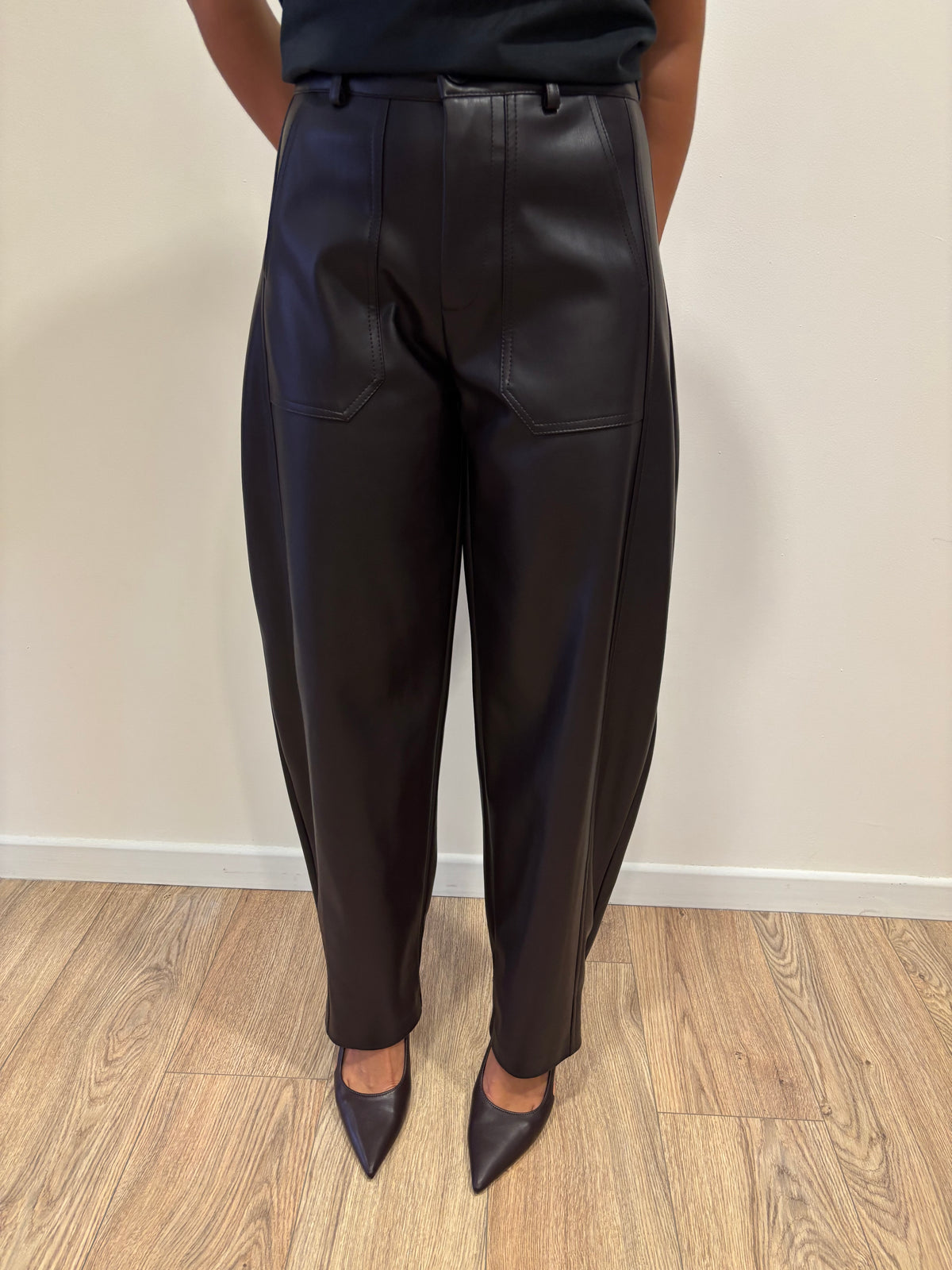 SUSY MIX - Pantalone barrel fit in ecopelle color moro