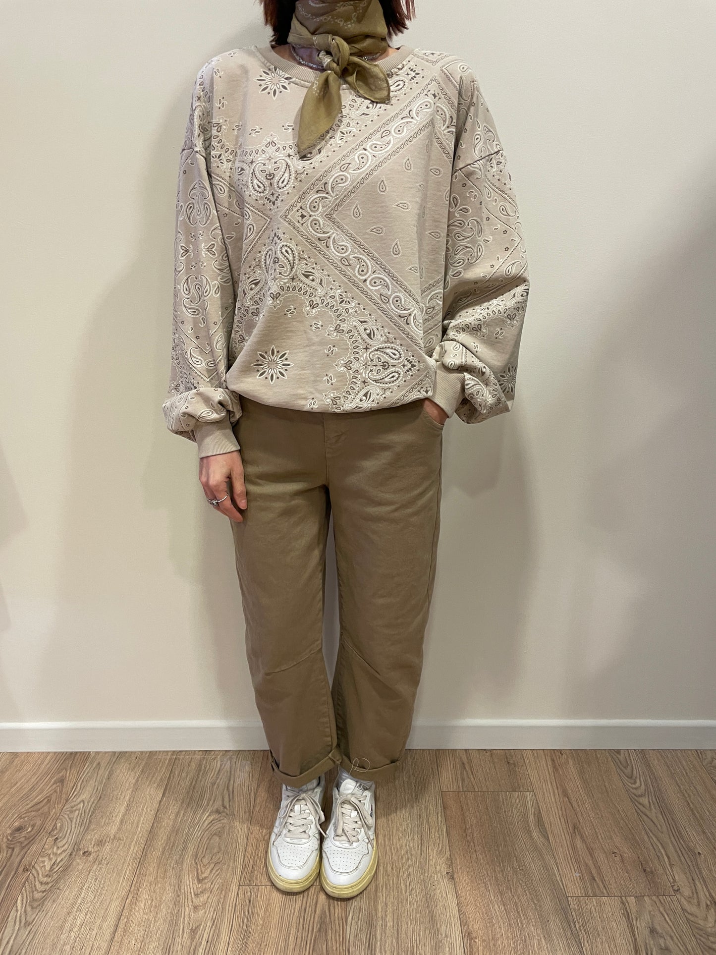 KONTATTO - Felpa garzata beige con dettaglio stampa bandana