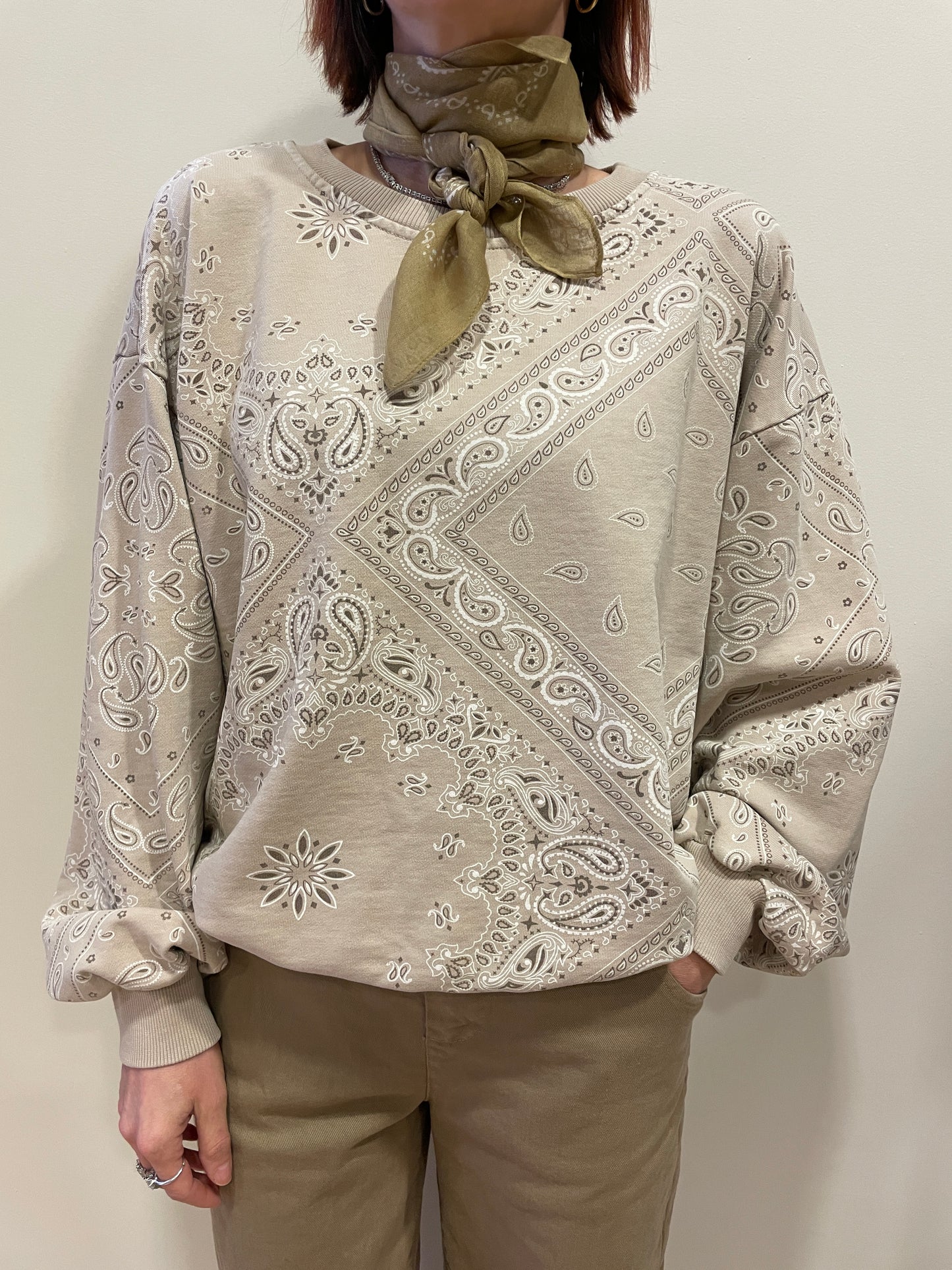 KONTATTO - Felpa garzata beige con dettaglio stampa bandana