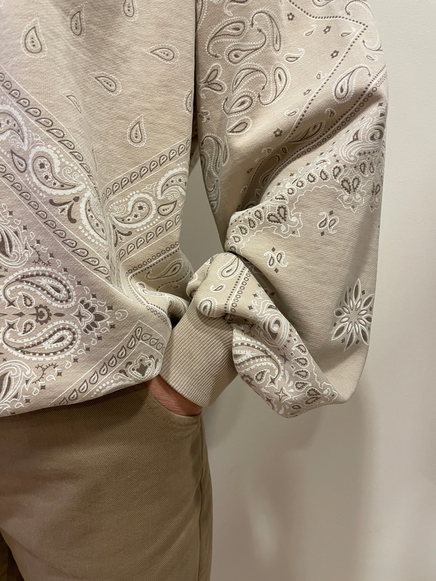 KONTATTO - Felpa garzata beige con dettaglio stampa bandana