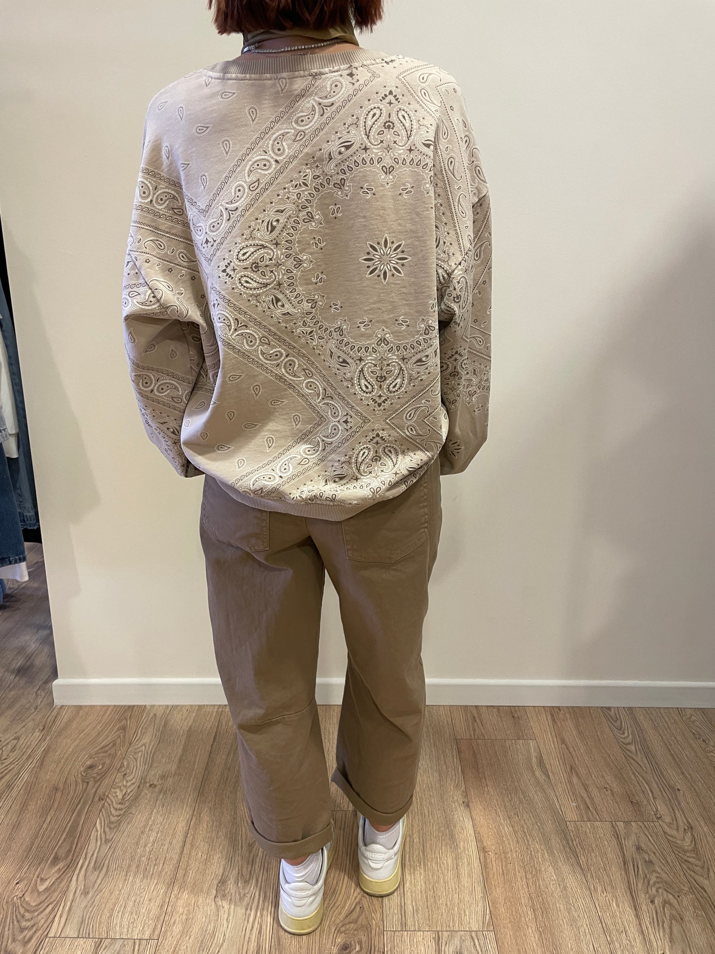 KONTATTO - Felpa garzata beige con dettaglio stampa bandana