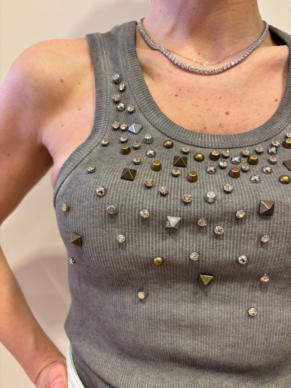 SOUVENIR - Canotta a costine grigia con dettaglio borchie