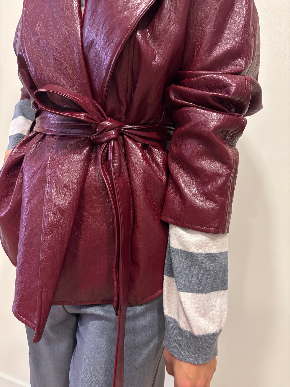 SAIPH - Giacca in ecopelle color bordeaux con chiusura con fusciacca