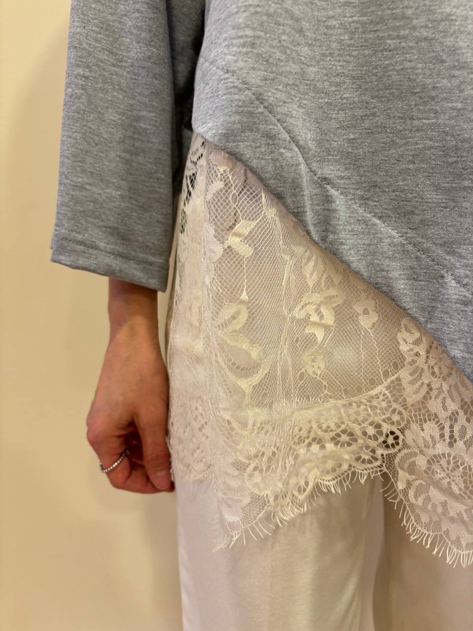 HAVEONE - Maglia con maniche a 3/4 asimmetrica con pizzo burro - più colori