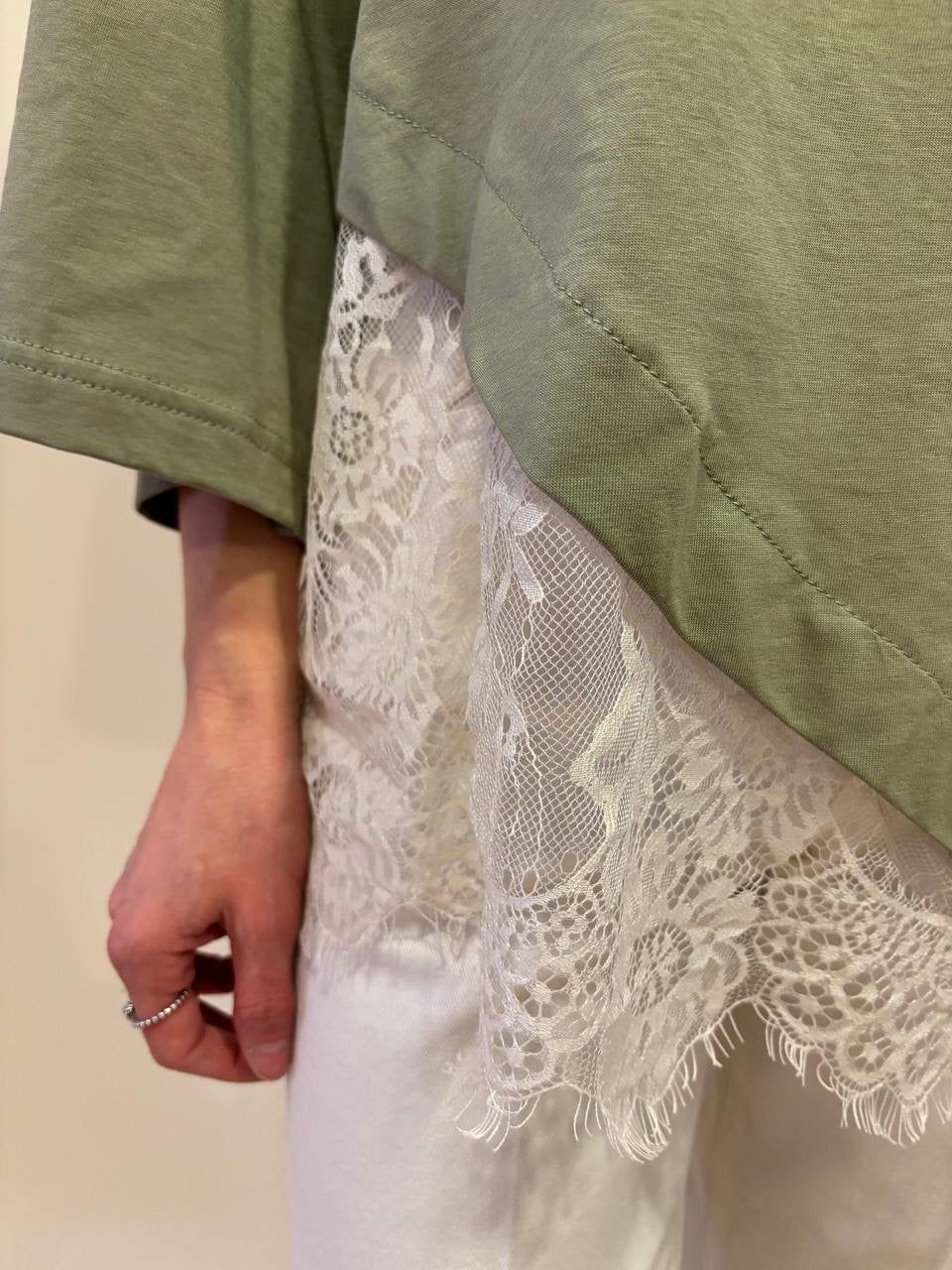 HAVEONE - Maglia con maniche a 3/4 asimmetrica con pizzo burro - più colori