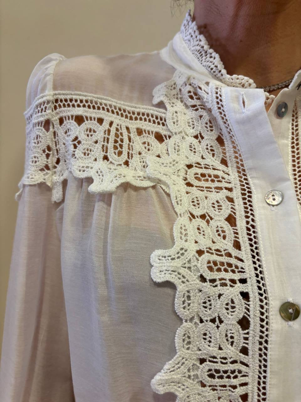 SOUVENIR - Camicia bianca in mussola di cotone e seta con dettaglio pizzo