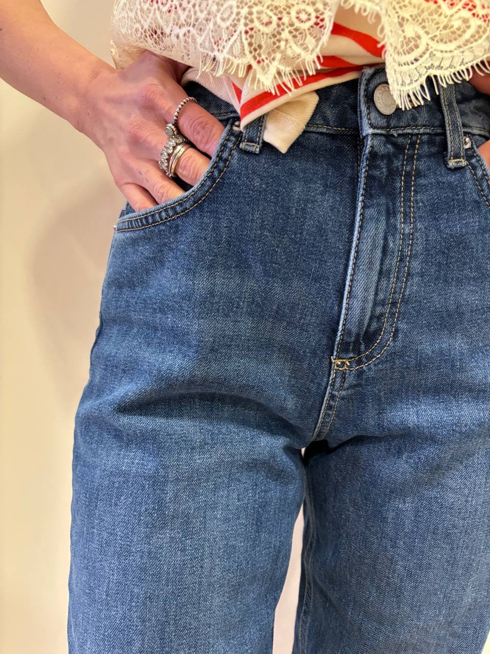 VICOLO - Jeans Maggie in denim a vita alta elasticizzato con risvolto