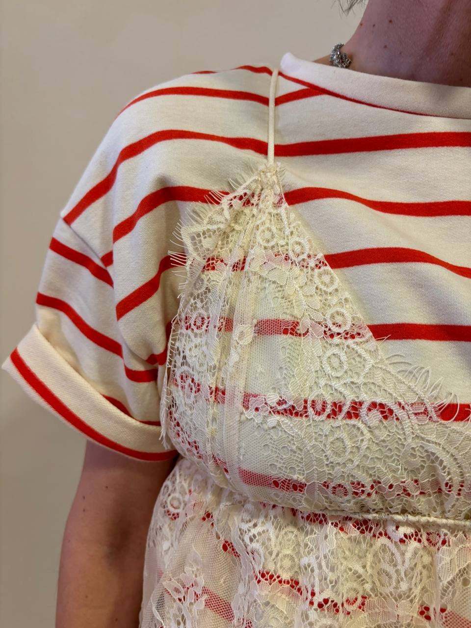 HAVEONE - T-shirt in felpa a righe burro e arancio con top in pizzo rimovibile