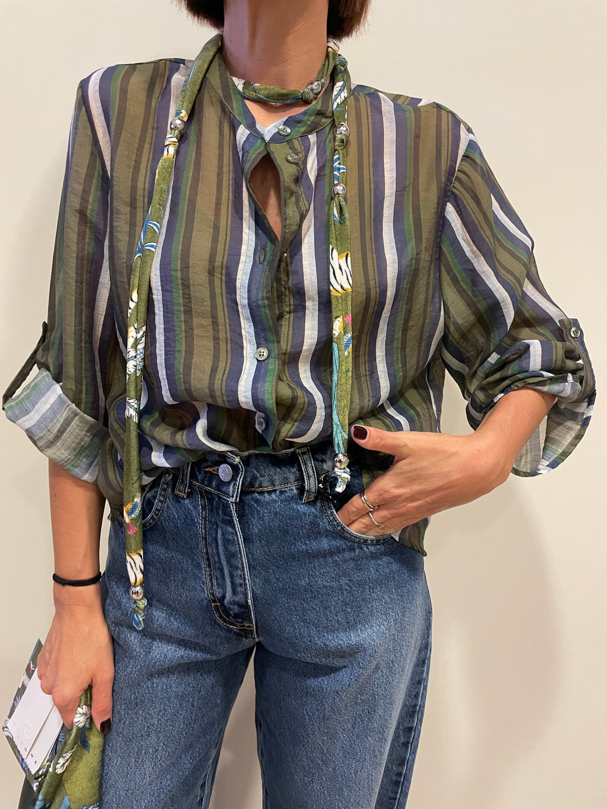 HAVEONE - Camicia a righe verdi e blu con collana nomad