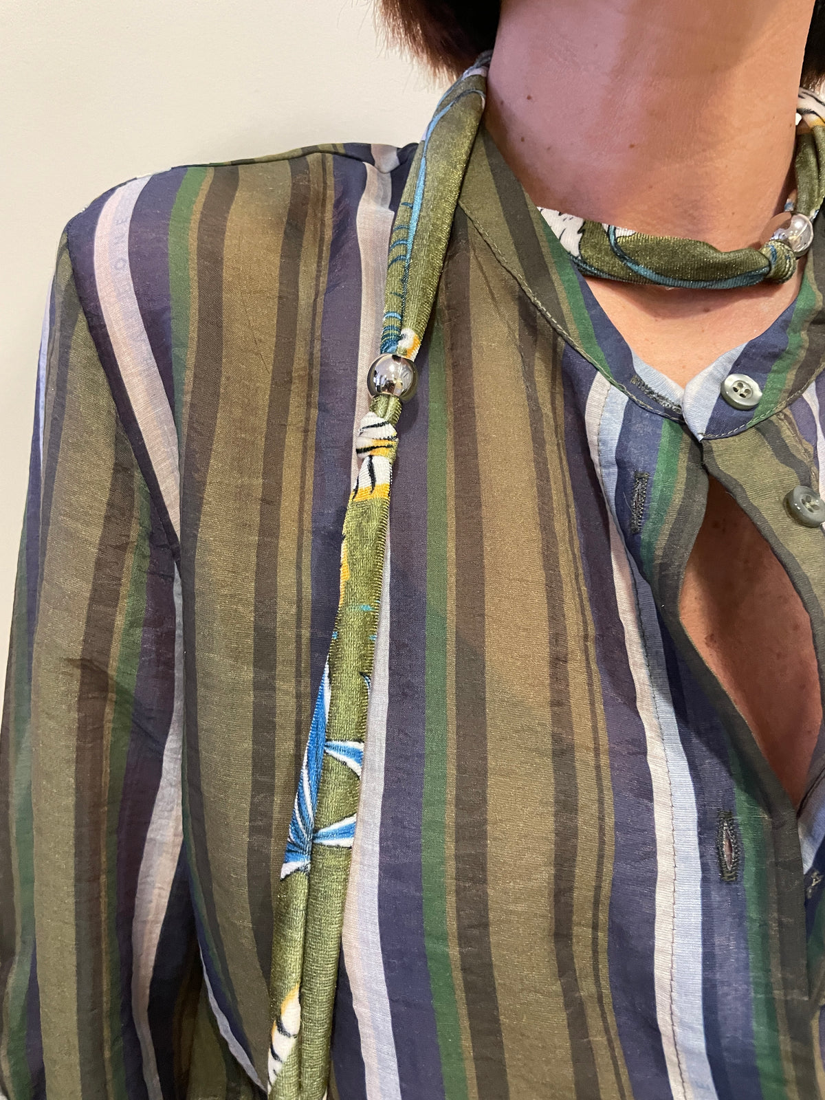 HAVEONE - Camicia a righe verdi e blu con collana nomad
