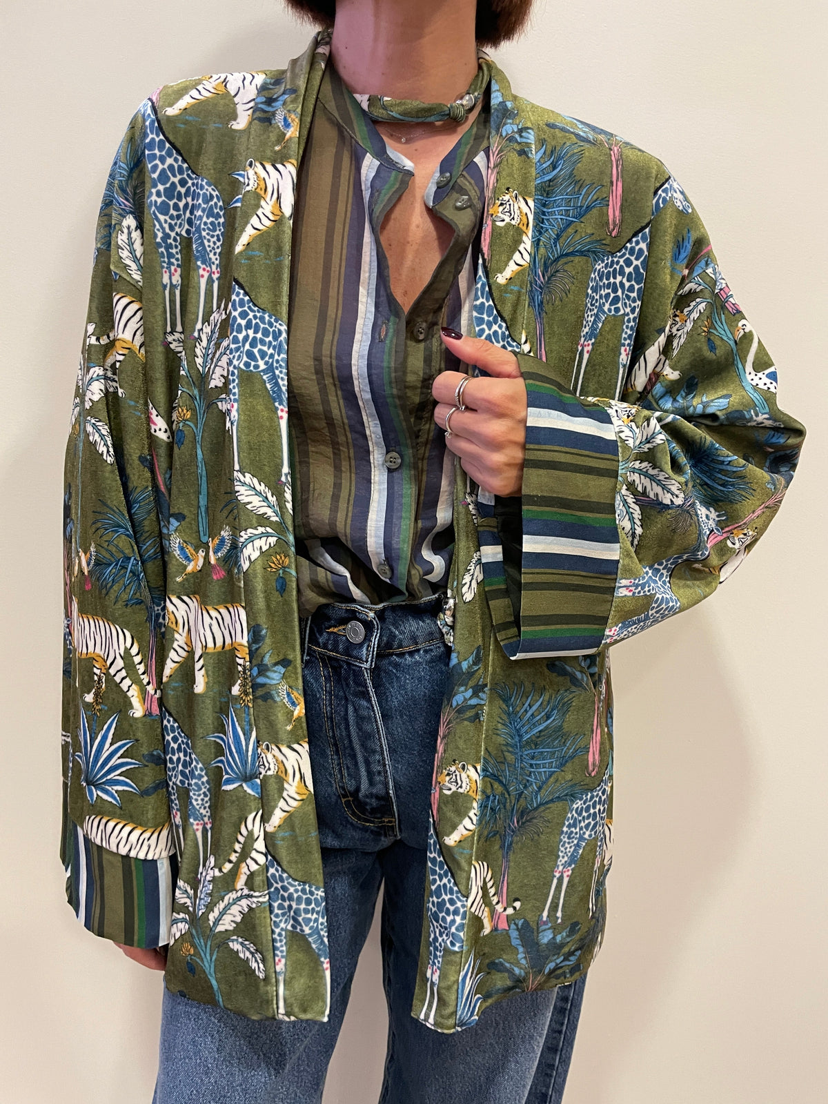 HAVEONE - Camicia a righe verdi e blu con collana nomad