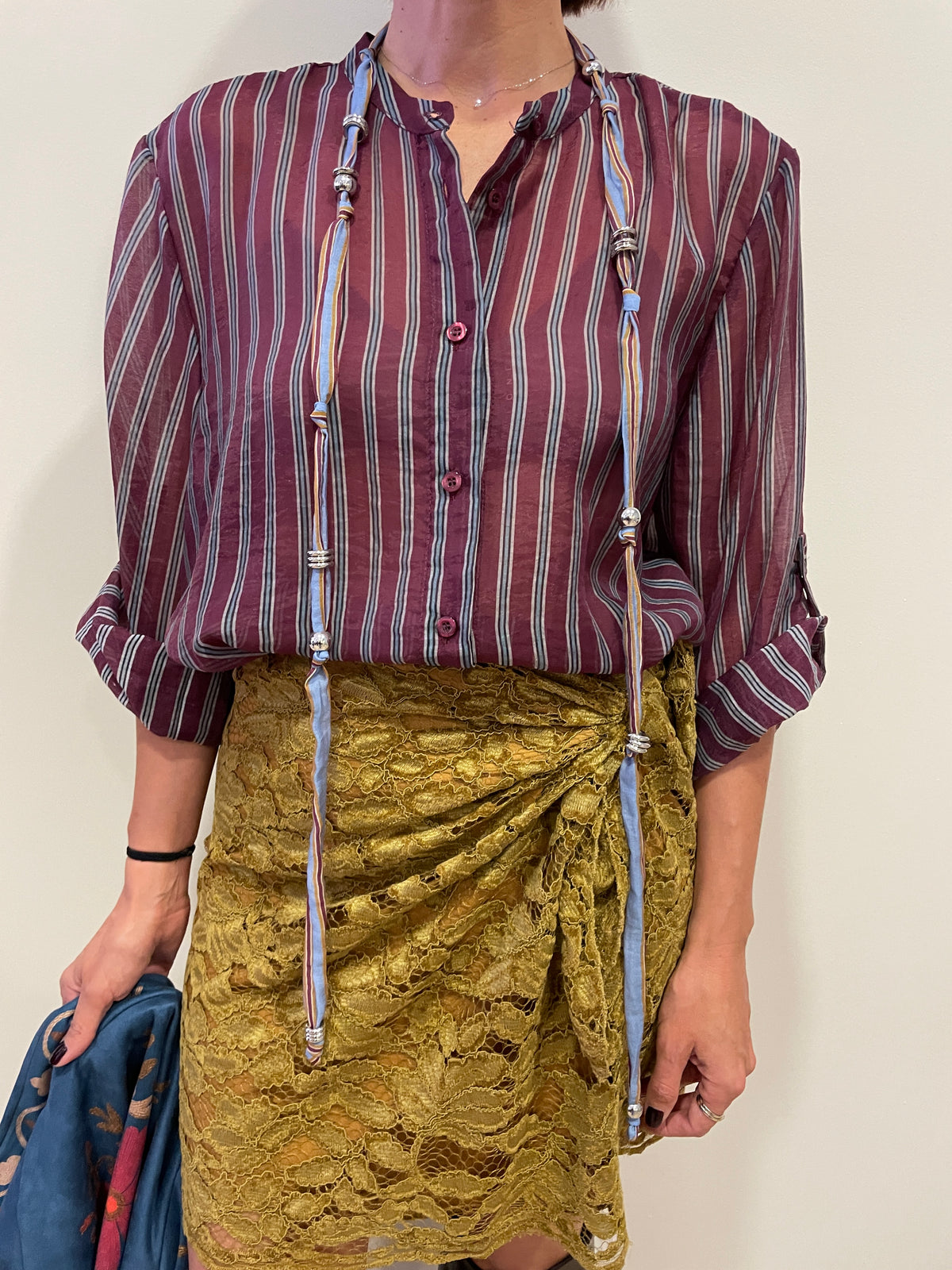 HAVEONE - Camicia a righe bordeaux e azzurre con collana nomad