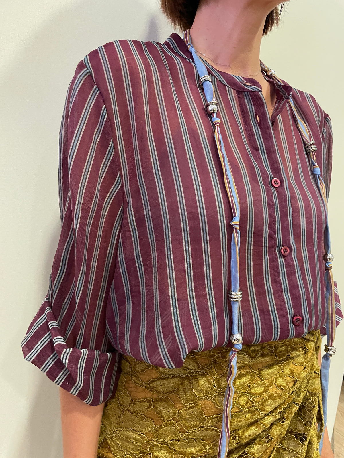 HAVEONE - Camicia a righe bordeaux e azzurre con collana nomad