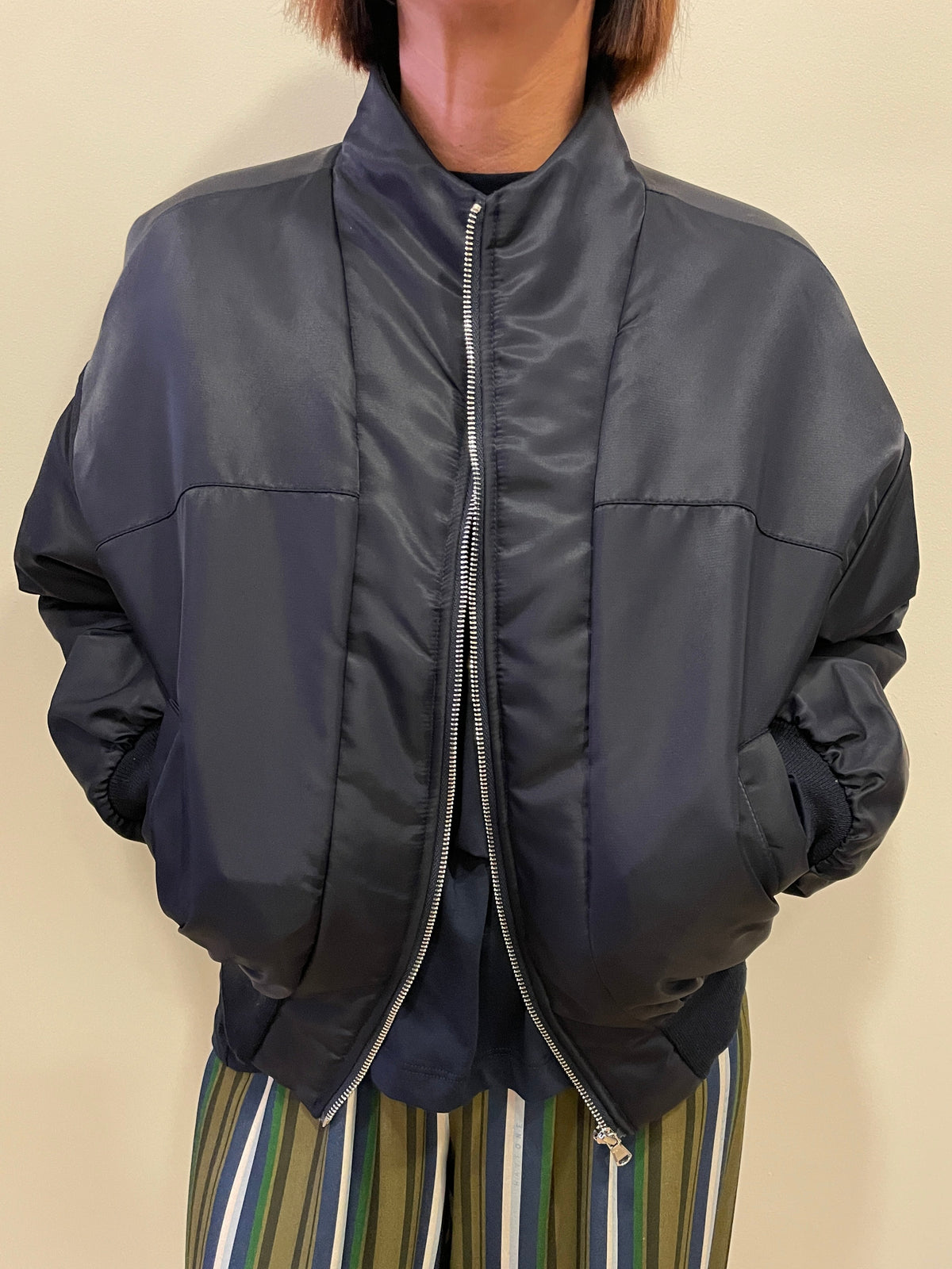 HAVEONE - Bomber corto con cuciture color blu