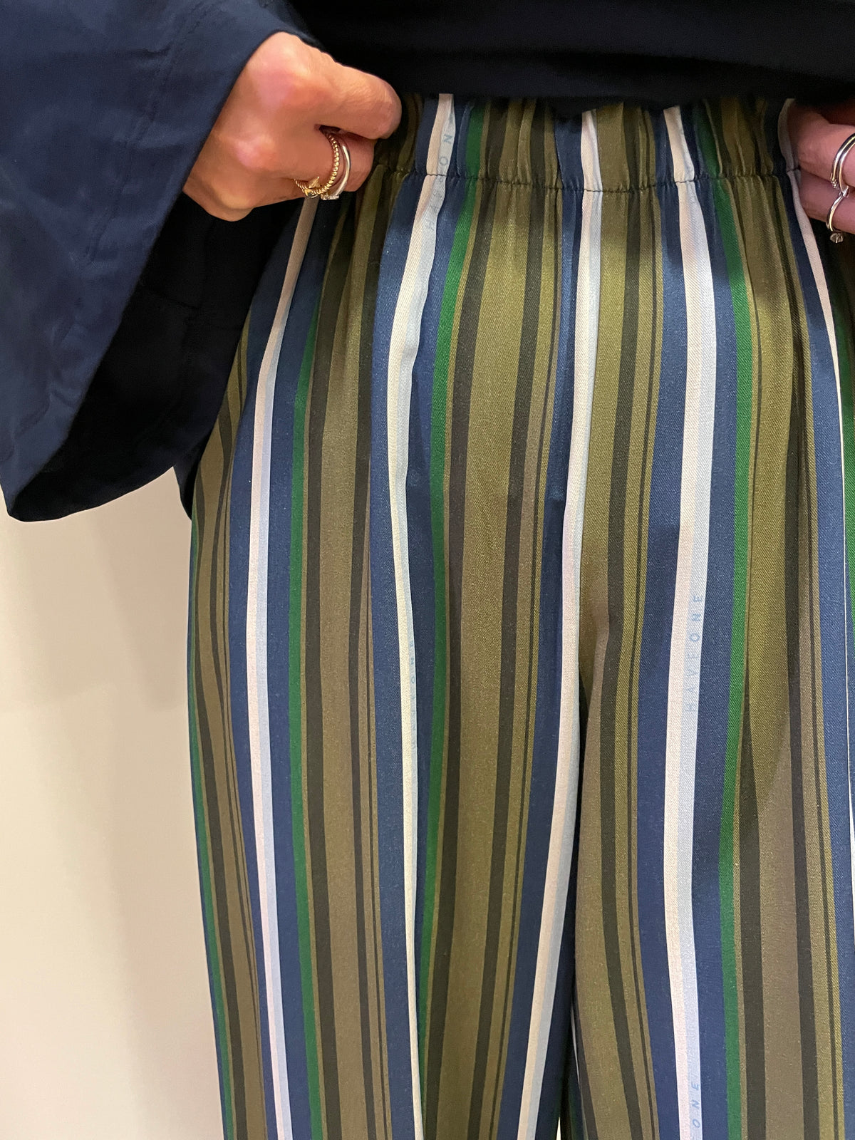 HAVEONE - Pantalone a palazzo scivolato a righe verdi e blu con elastico