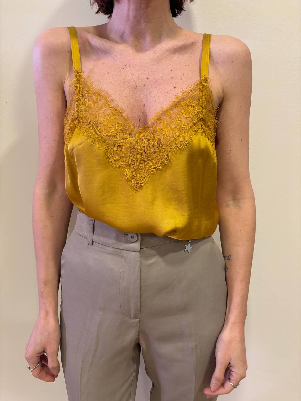 KAOS - Top in viscosa color senape con pizzo