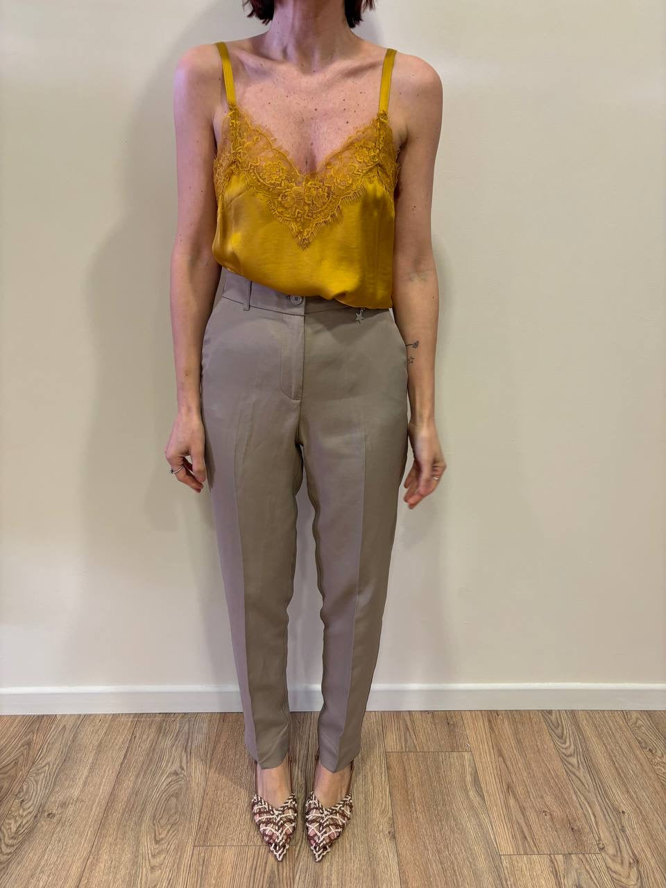 KAOS - Top in viscosa color senape con pizzo