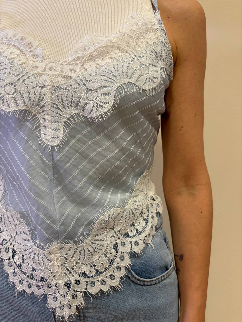 HAVEONE - Top azzurro a righe con dettaglio pizzo bianco a V