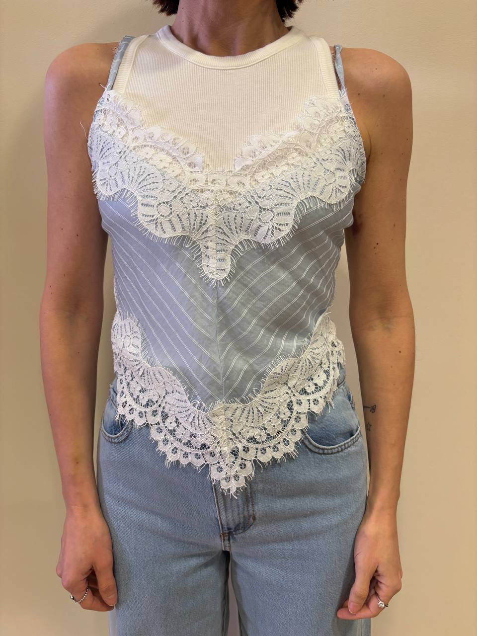 HAVEONE - Top azzurro a righe con dettaglio pizzo bianco a V