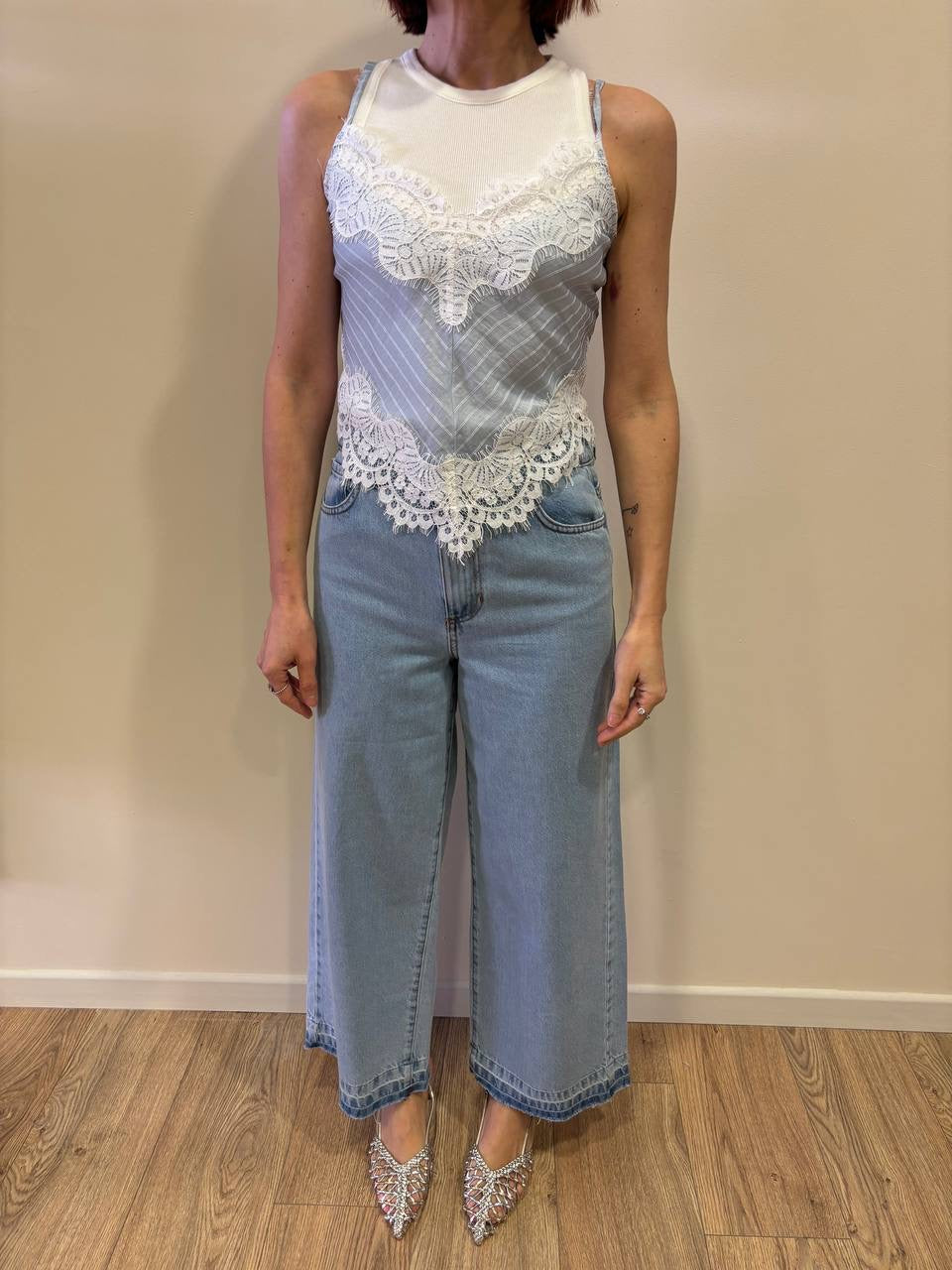 HAVEONE - Top azzurro a righe con dettaglio pizzo bianco a V