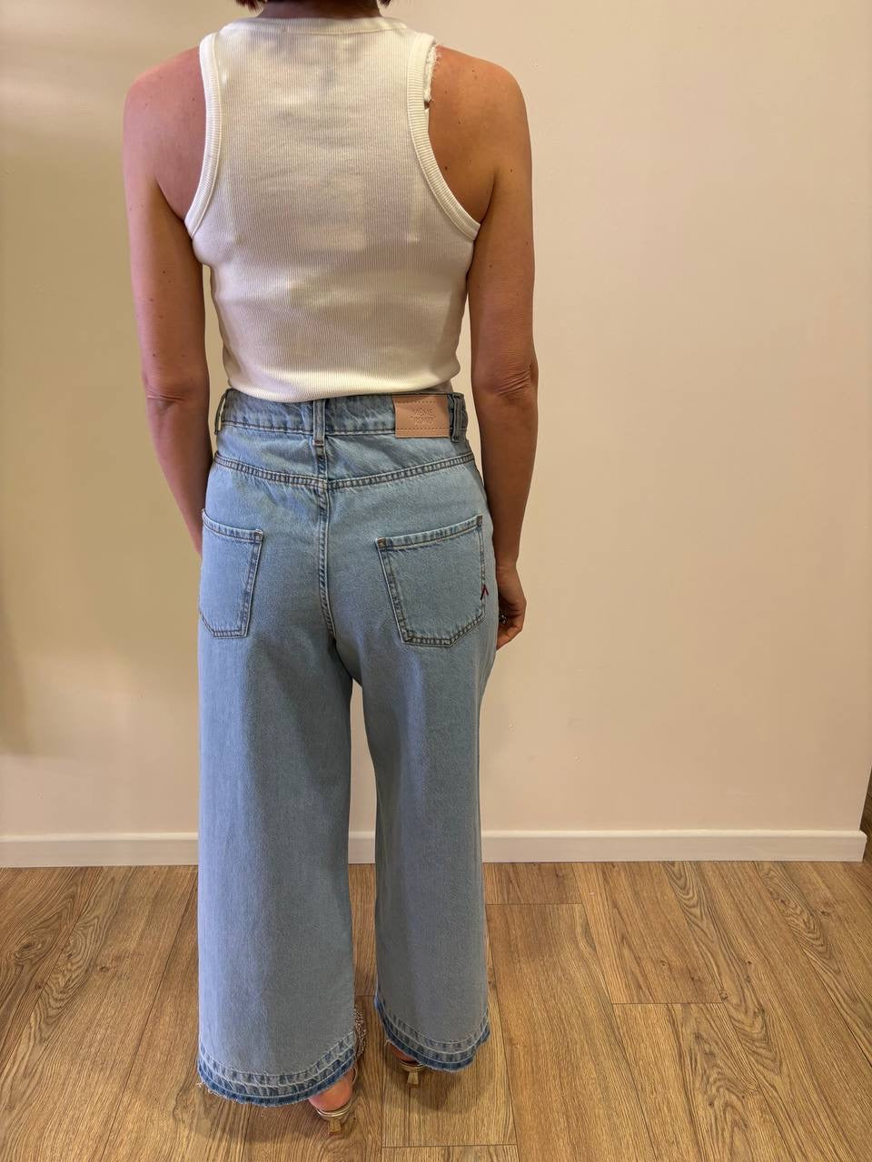 MEME ROAD - Jeans a palazzo sfrangiato crop in denim chiaro