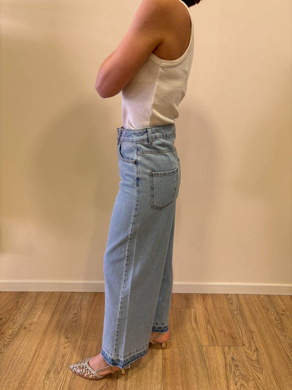 MEME ROAD - Jeans a palazzo sfrangiato crop in denim chiaro