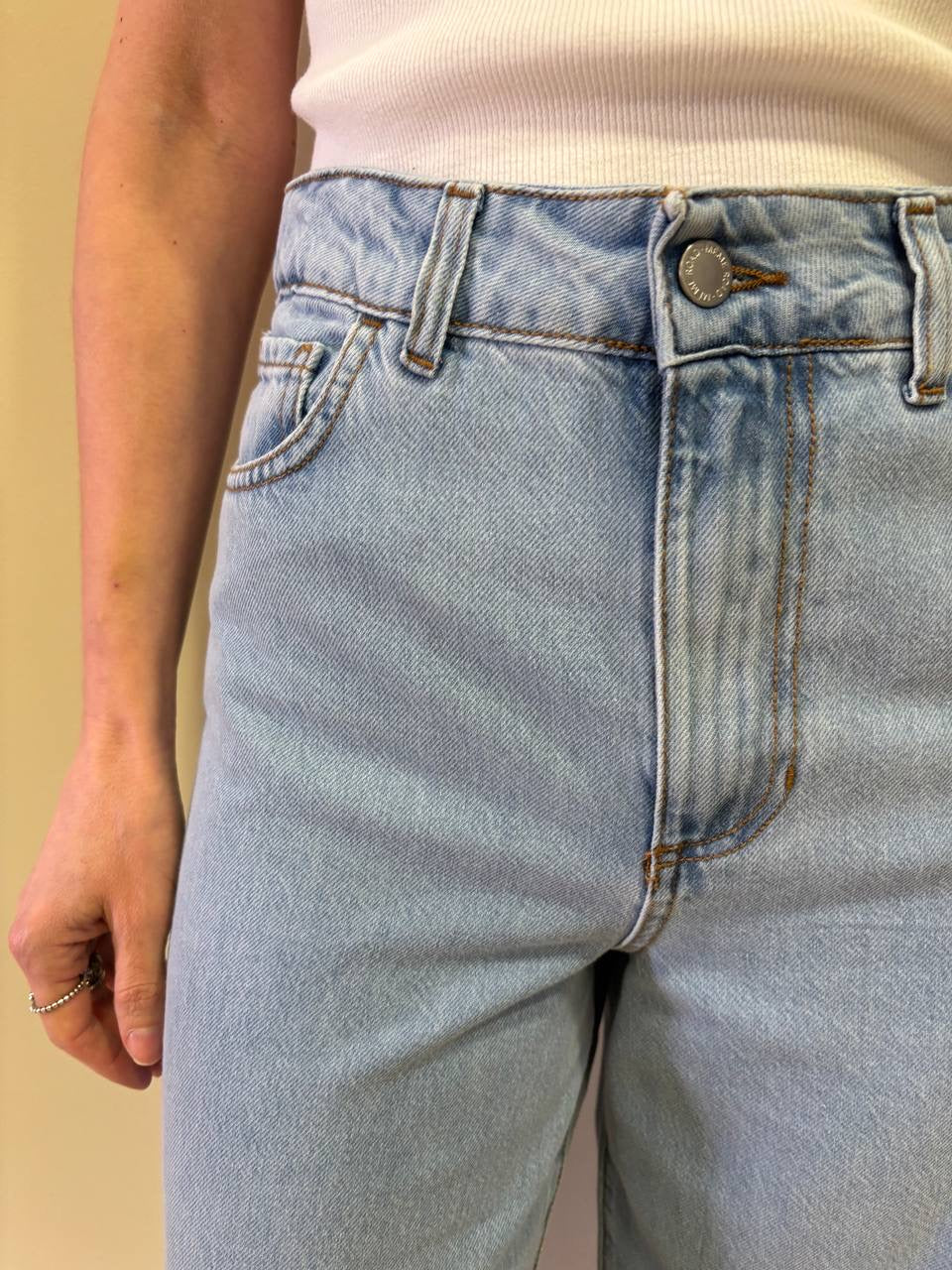 MEME ROAD - Jeans a palazzo sfrangiato crop in denim chiaro