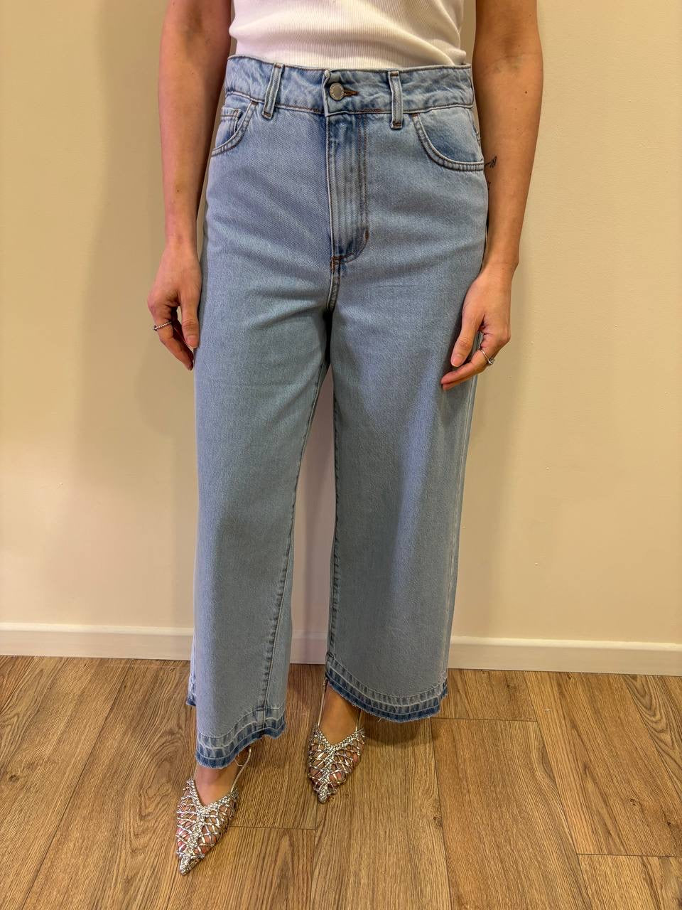 MEME ROAD - Jeans a palazzo sfrangiato crop in denim chiaro