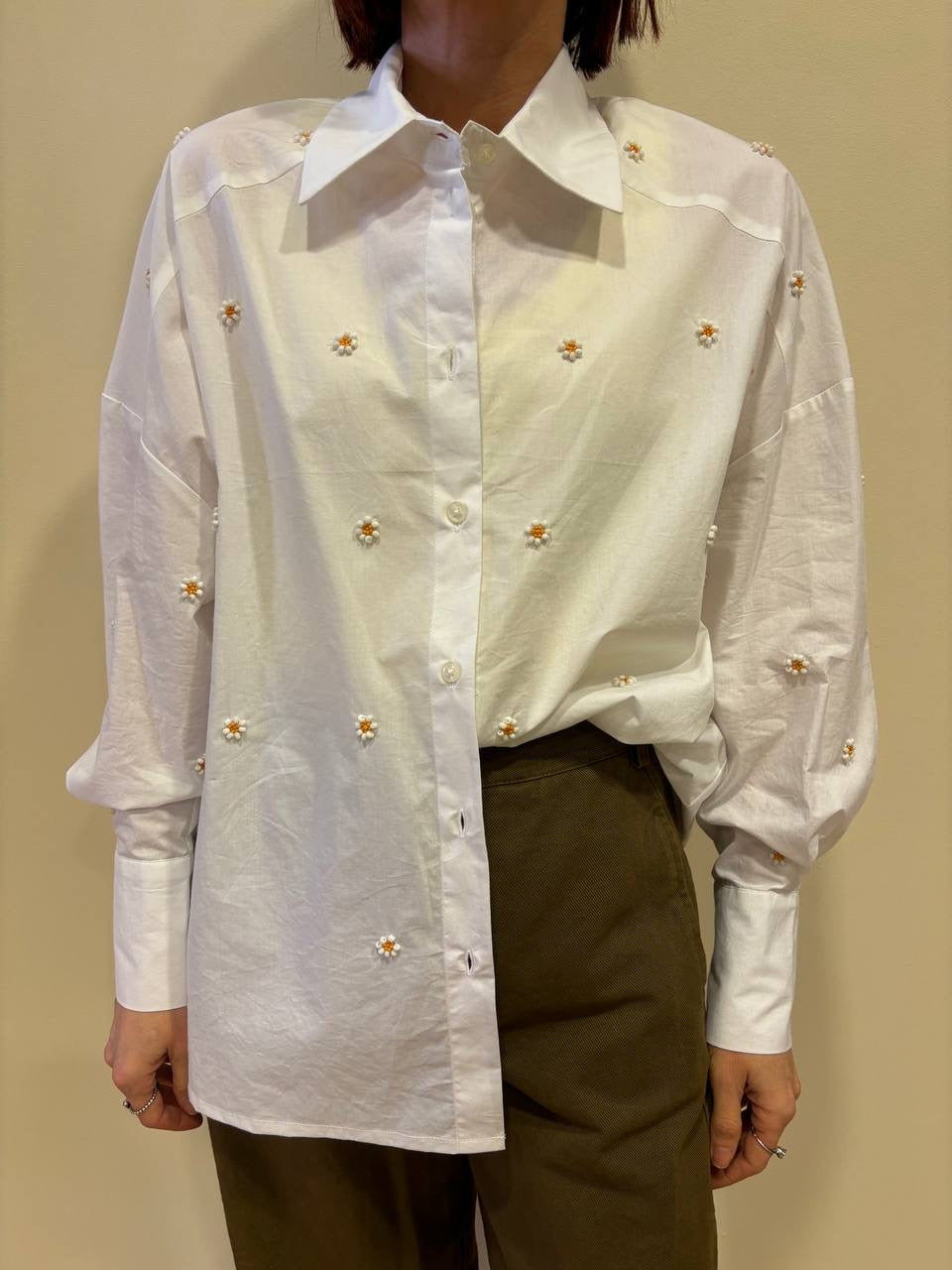 KAOS - Camicia in cotone con dettaglio applicazione margherite