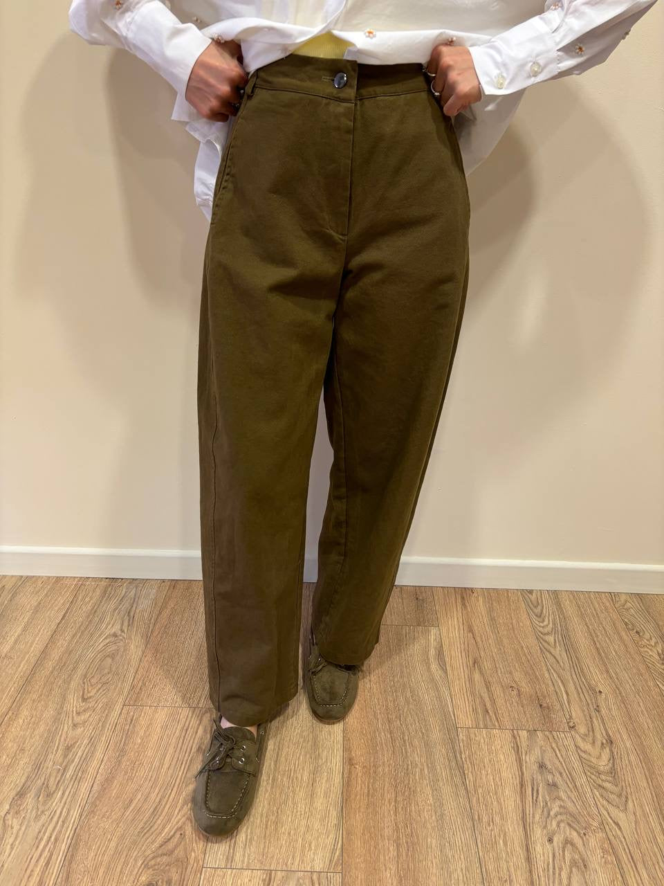 SAIPH - Pantalone barrel fit verde militare con bottone