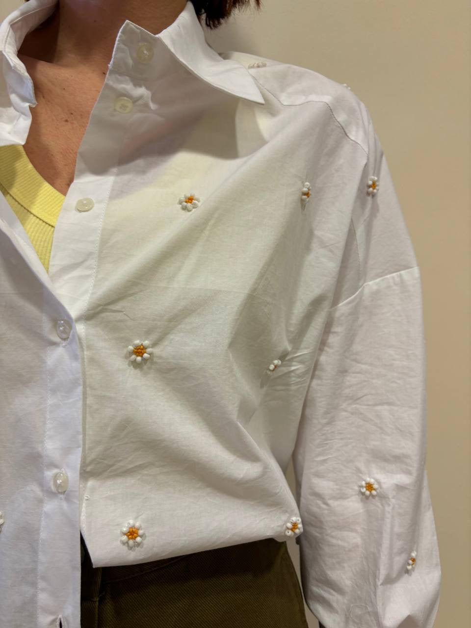 KAOS - Camicia in cotone con dettaglio applicazione margherite