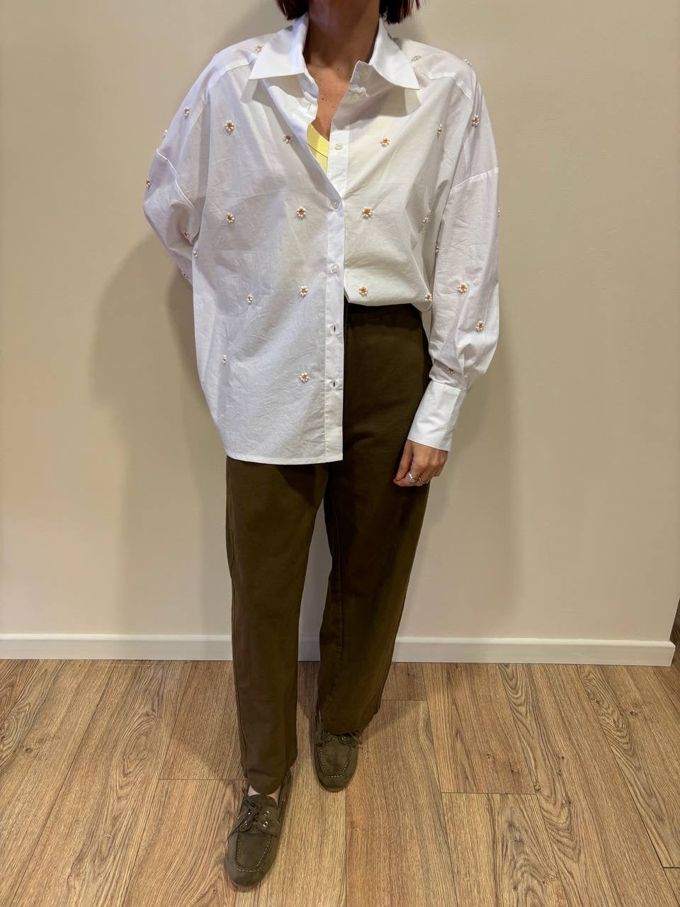 KAOS - Camicia in cotone con dettaglio applicazione margherite